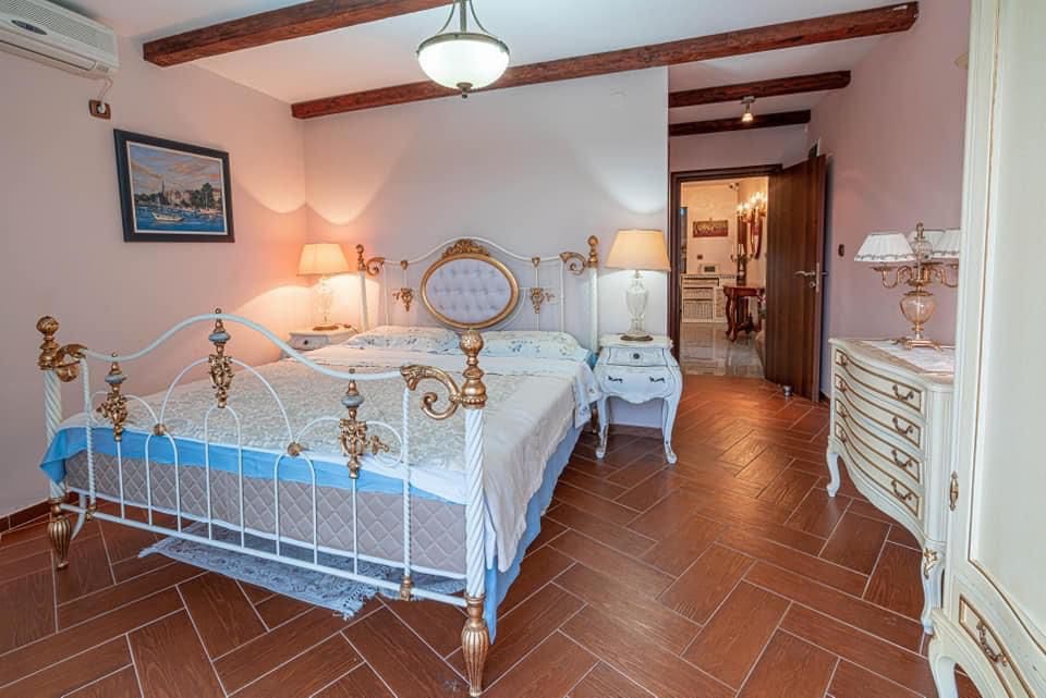 Eine schöne und gemütliche Villa mit Pool in Bečići — Montenegro