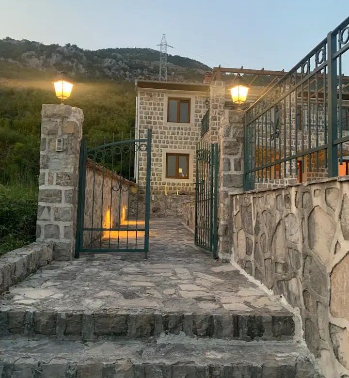 Petrovac'ta Havuzlu Lüks Villa — Karadağ