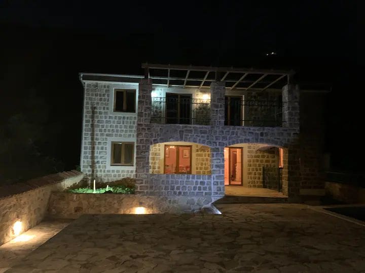 Petrovac'ta Havuzlu Lüks Villa — Karadağ