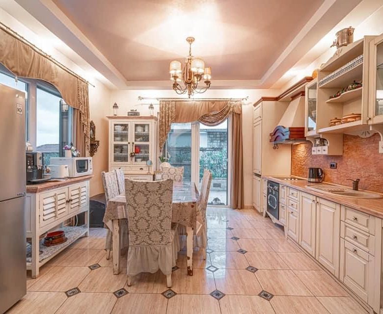 Eine schöne und gemütliche Villa mit Pool in Bečići — Montenegro