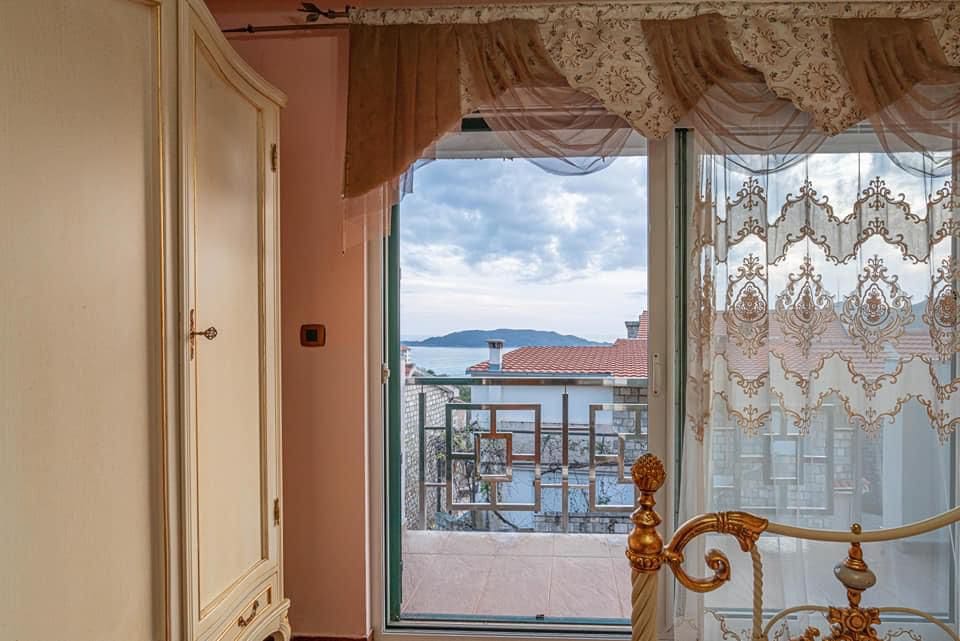 Eine schöne und gemütliche Villa mit Pool in Bečići — Montenegro