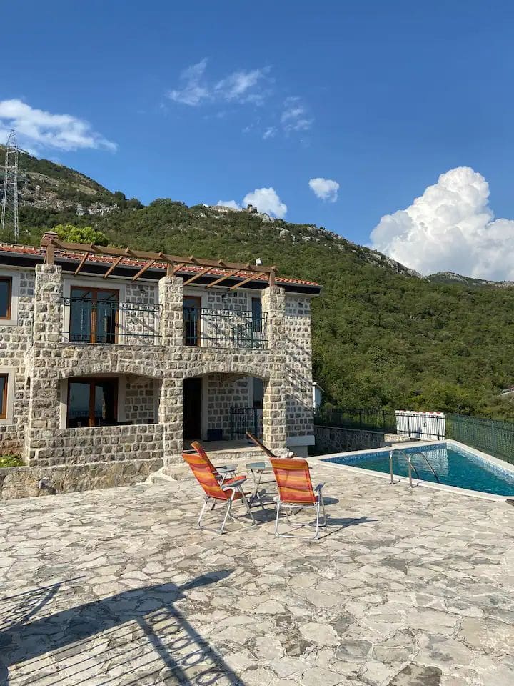 Petrovac'ta Havuzlu Lüks Villa — Karadağ