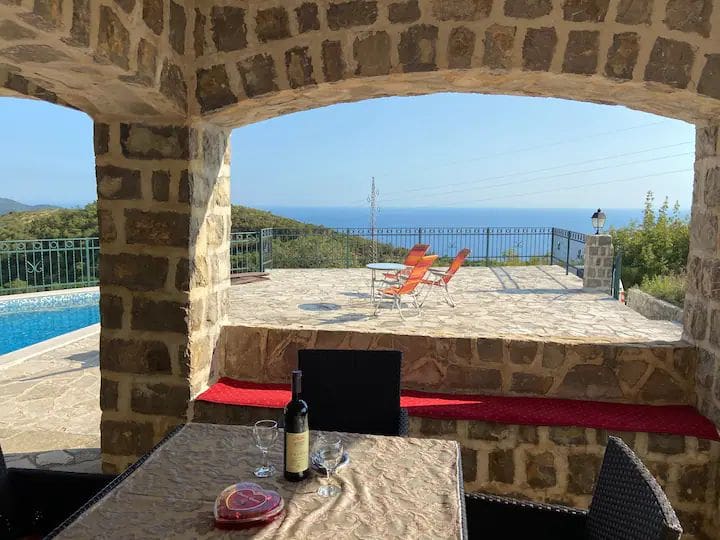 Petrovac'ta Havuzlu Lüks Villa — Karadağ
