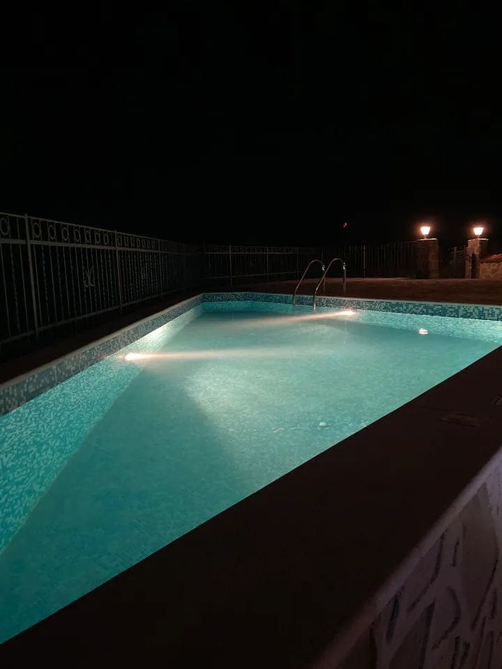 Petrovac'ta Havuzlu Lüks Villa — Karadağ