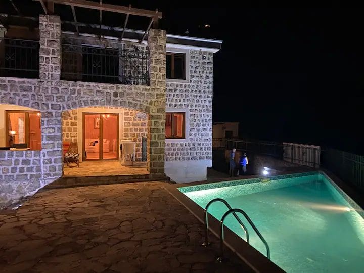 Petrovac'ta Havuzlu Lüks Villa — Karadağ