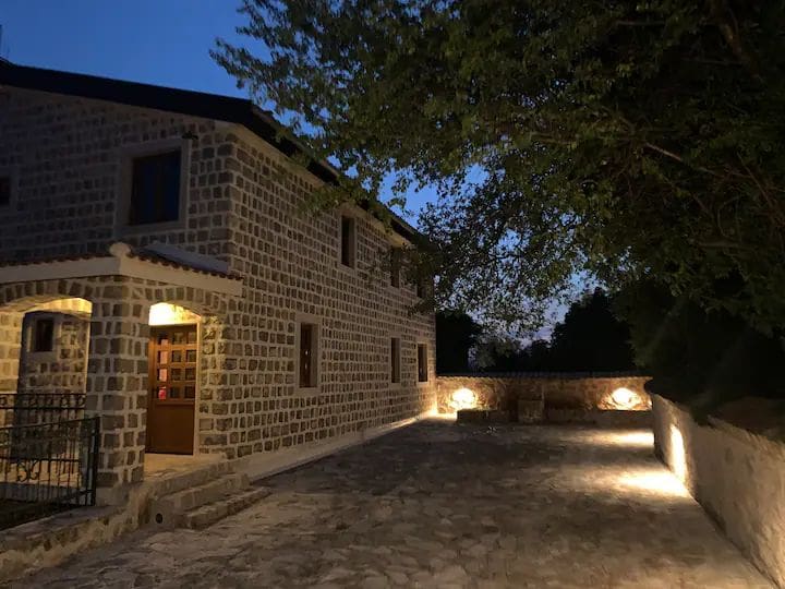 Petrovac'ta Havuzlu Lüks Villa — Karadağ