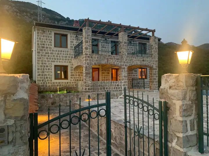 Petrovac'ta Havuzlu Lüks Villa — Karadağ