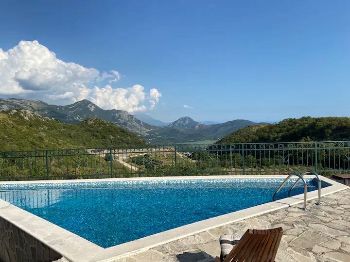 Petrovac'ta Havuzlu Lüks Villa — Karadağ