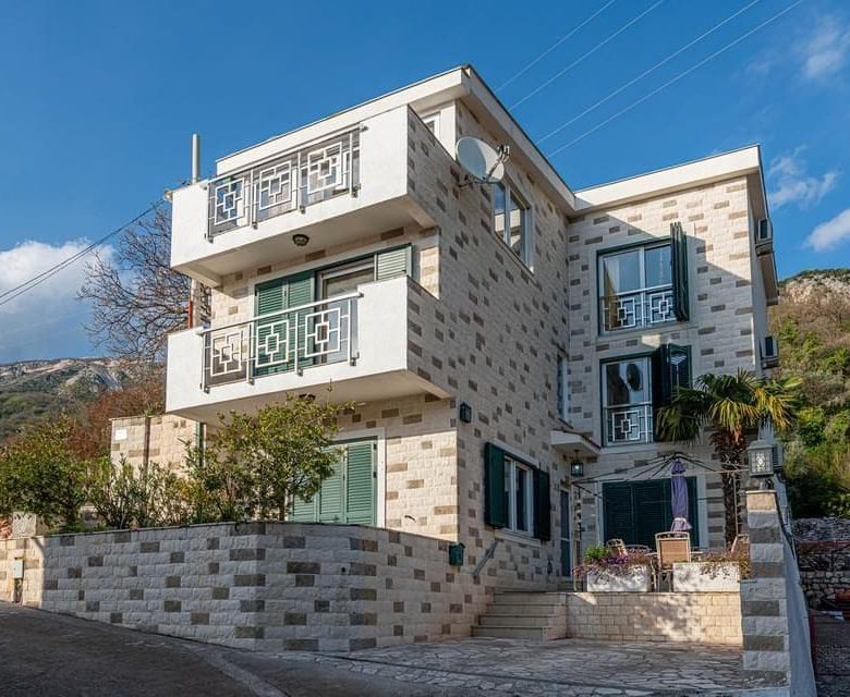 Eine schöne und gemütliche Villa mit Pool in Bečići — Montenegro
