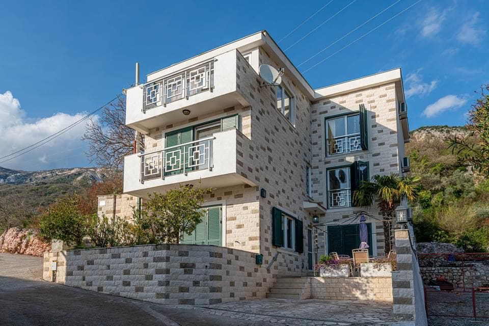 Eine schöne und gemütliche Villa mit Pool in Bečići — Montenegro