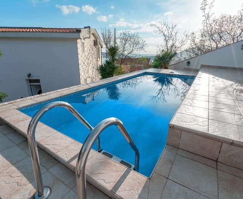 Eine schöne und gemütliche Villa mit Pool in Bečići — Montenegro