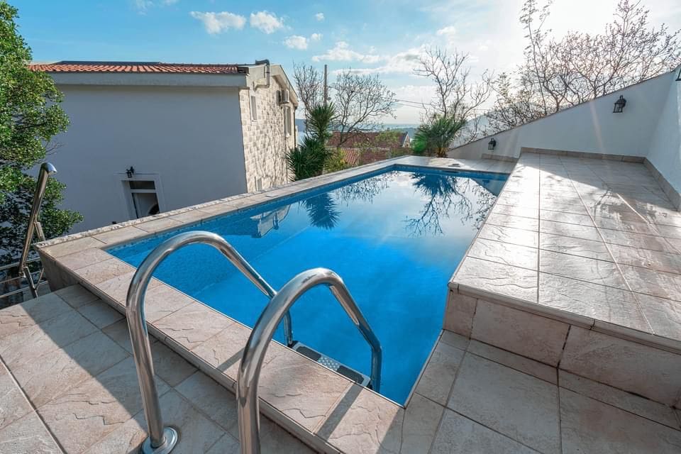 Eine schöne und gemütliche Villa mit Pool in Bečići — Montenegro