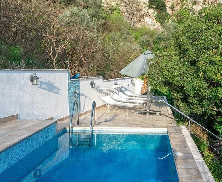 Eine schöne und gemütliche Villa mit Pool in Bečići — Montenegro
