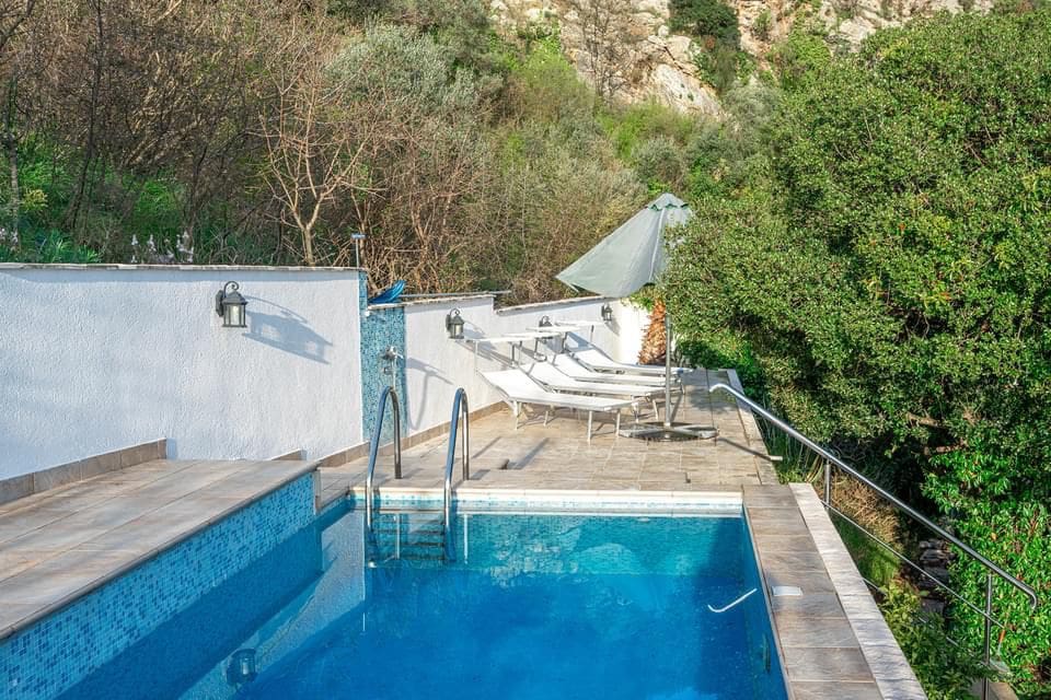 Eine schöne und gemütliche Villa mit Pool in Bečići — Montenegro