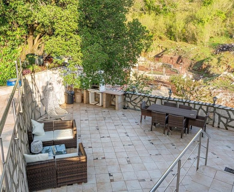 Eine schöne und gemütliche Villa mit Pool in Bečići — Montenegro
