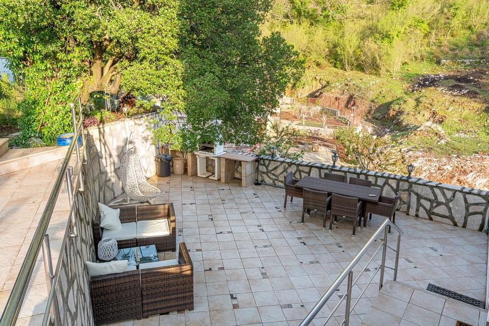 Eine schöne und gemütliche Villa mit Pool in Bečići — Montenegro