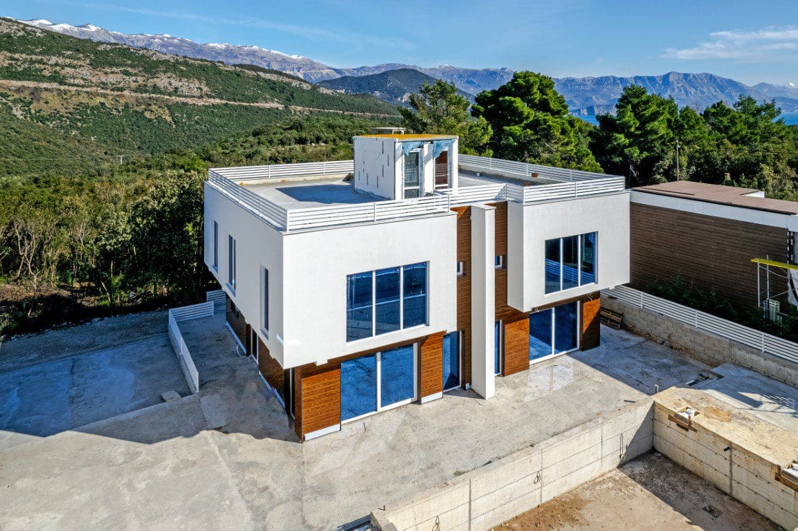 Three Stunning Villas with a Shared Pool — Montenegro