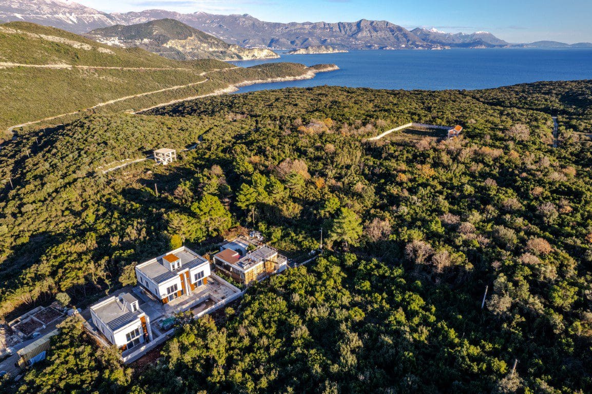 Three Stunning Villas with a Shared Pool — Montenegro