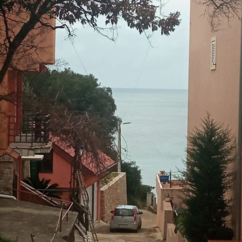 Günstige Wohnung in Montenegro zu verkaufen — Montenegro