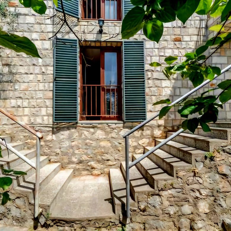 Zum Verkauf: Zwei authentische Steinhäuser in Reževići — Montenegro
