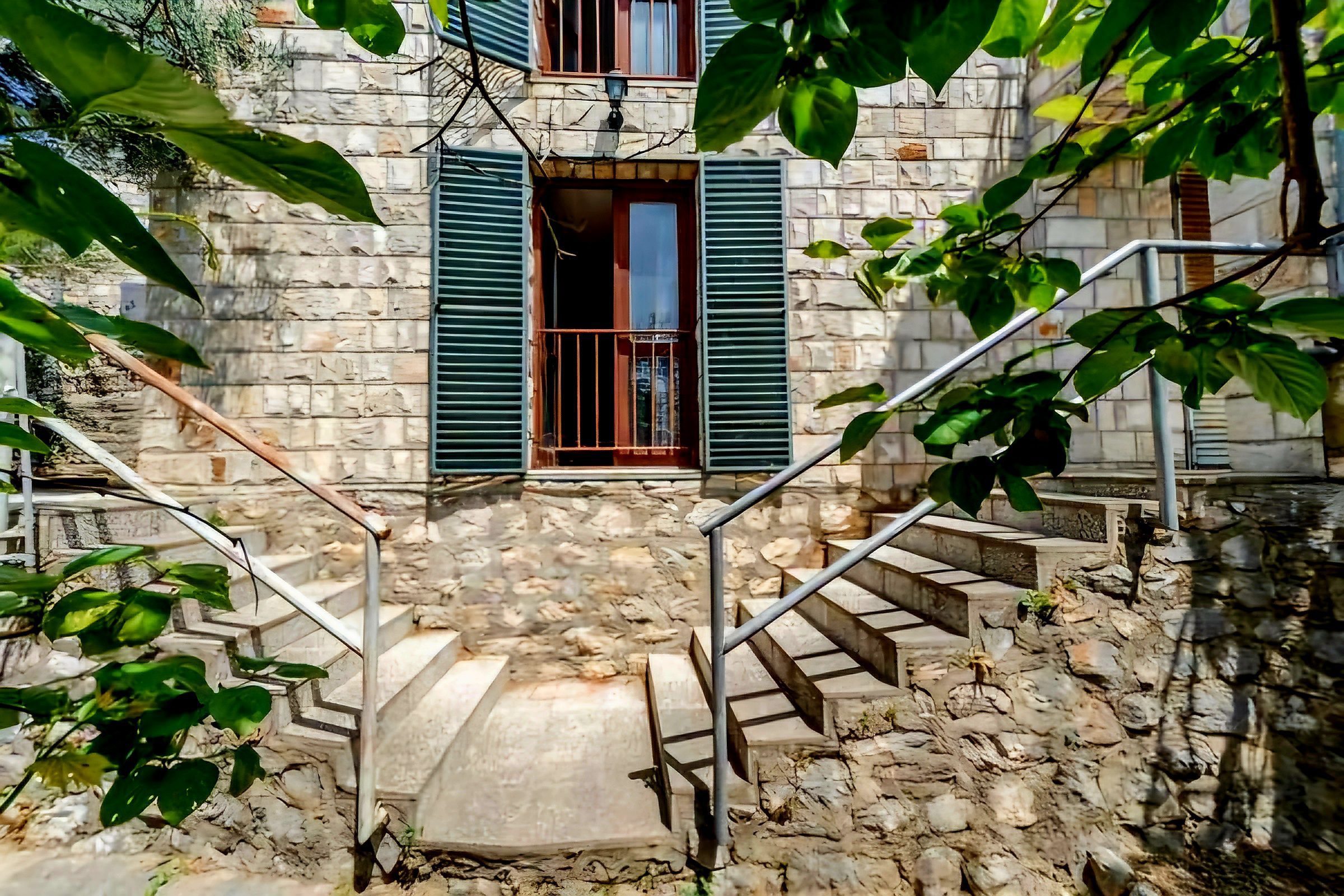 Zum Verkauf: Zwei authentische Steinhäuser in Reževići — Montenegro