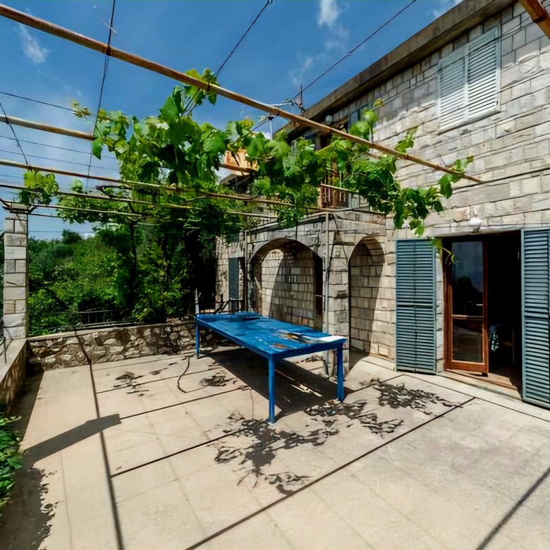 Zum Verkauf: Zwei authentische Steinhäuser in Reževići — Montenegro