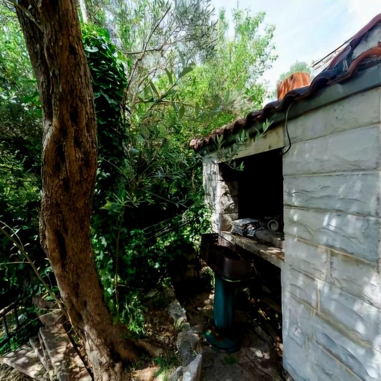 Zum Verkauf: Zwei authentische Steinhäuser in Reževići — Montenegro