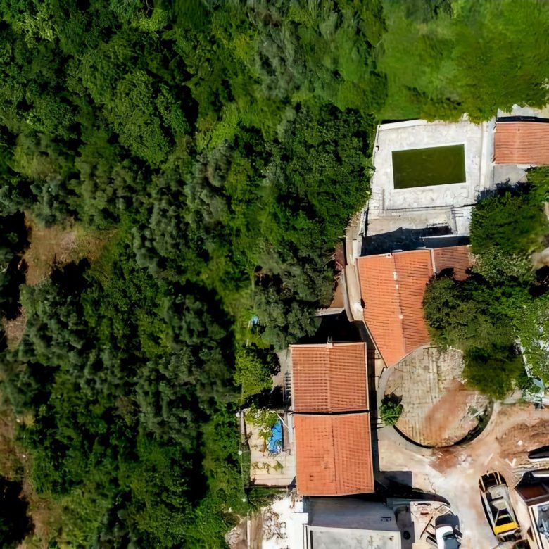 Zum Verkauf: Zwei authentische Steinhäuser in Reževići — Montenegro