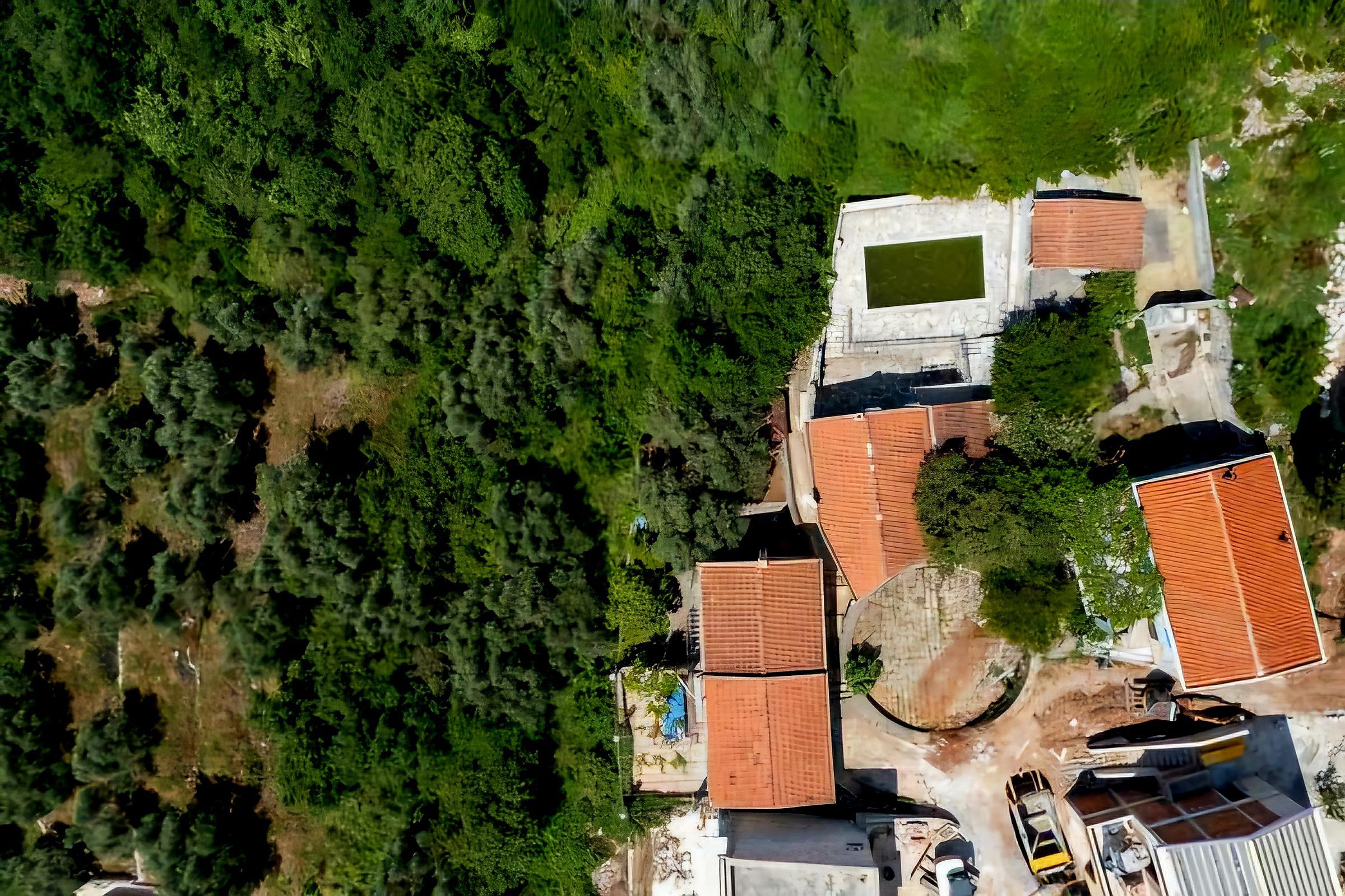 Zum Verkauf: Zwei authentische Steinhäuser in Reževići — Montenegro