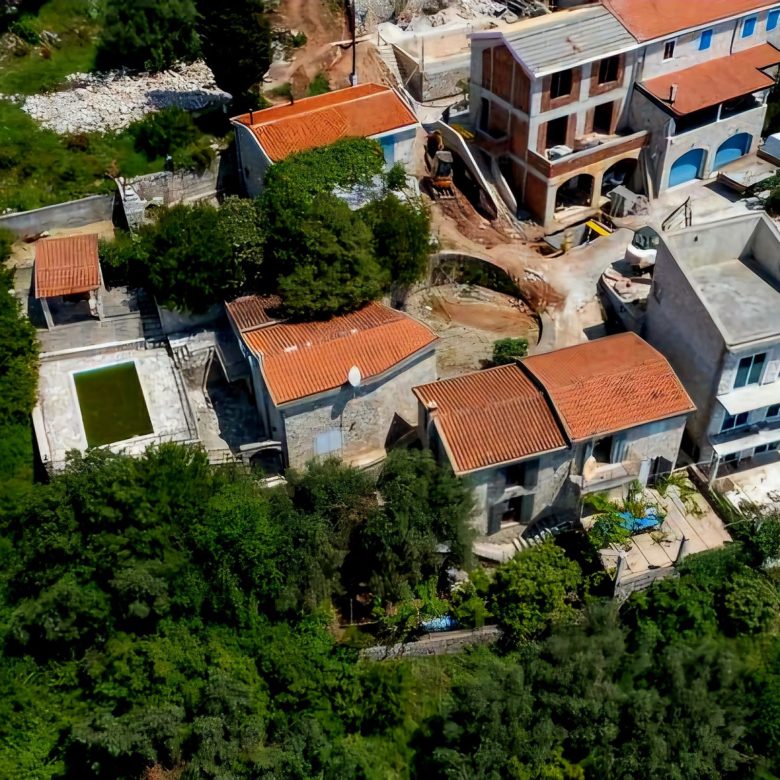 Zum Verkauf: Zwei authentische Steinhäuser in Reževići — Montenegro