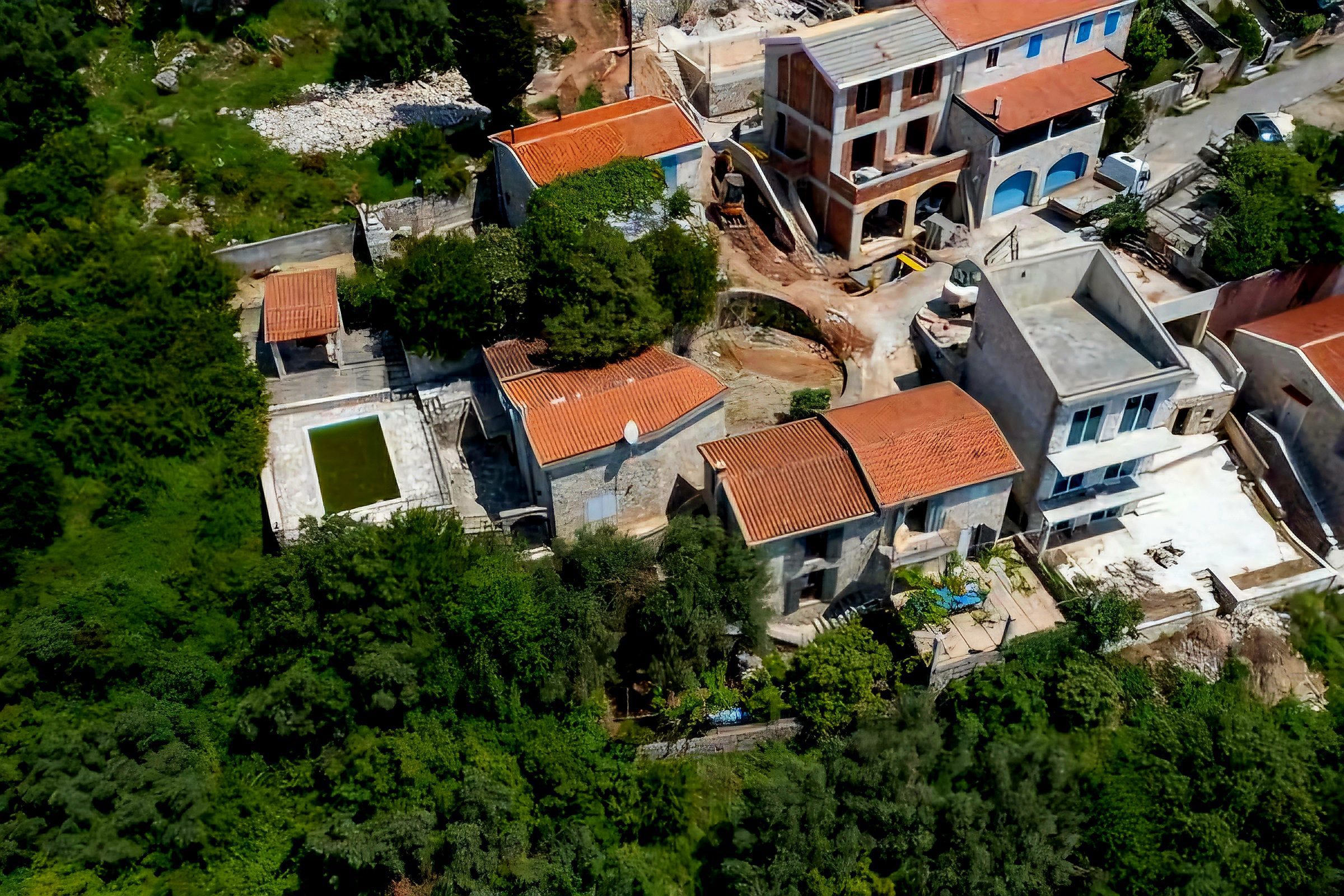 Zum Verkauf: Zwei authentische Steinhäuser in Reževići — Montenegro