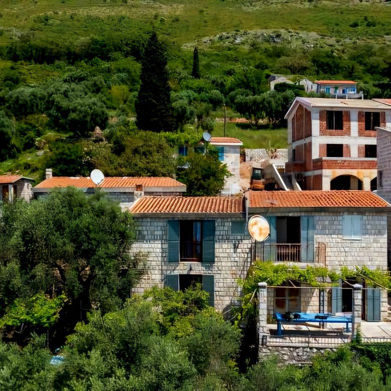 Zum Verkauf: Zwei authentische Steinhäuser in Reževići — Montenegro