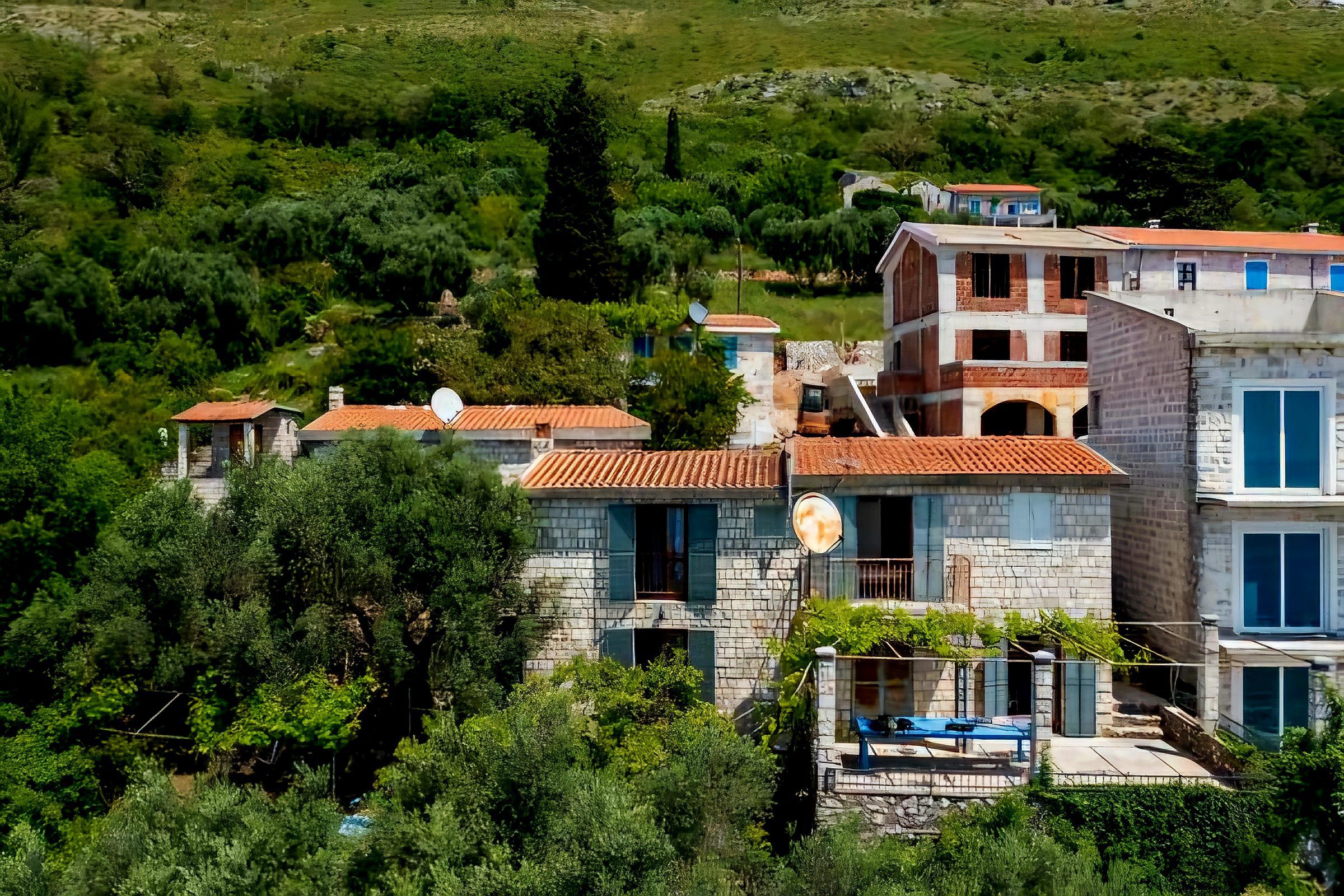 Zum Verkauf: Zwei authentische Steinhäuser in Reževići — Montenegro