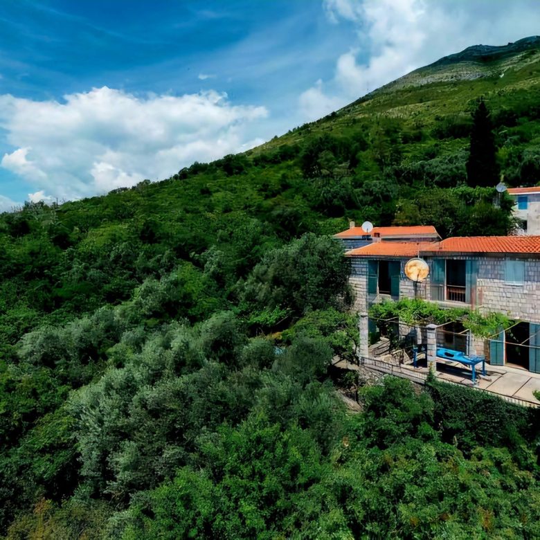 Zum Verkauf: Zwei authentische Steinhäuser in Reževići — Montenegro