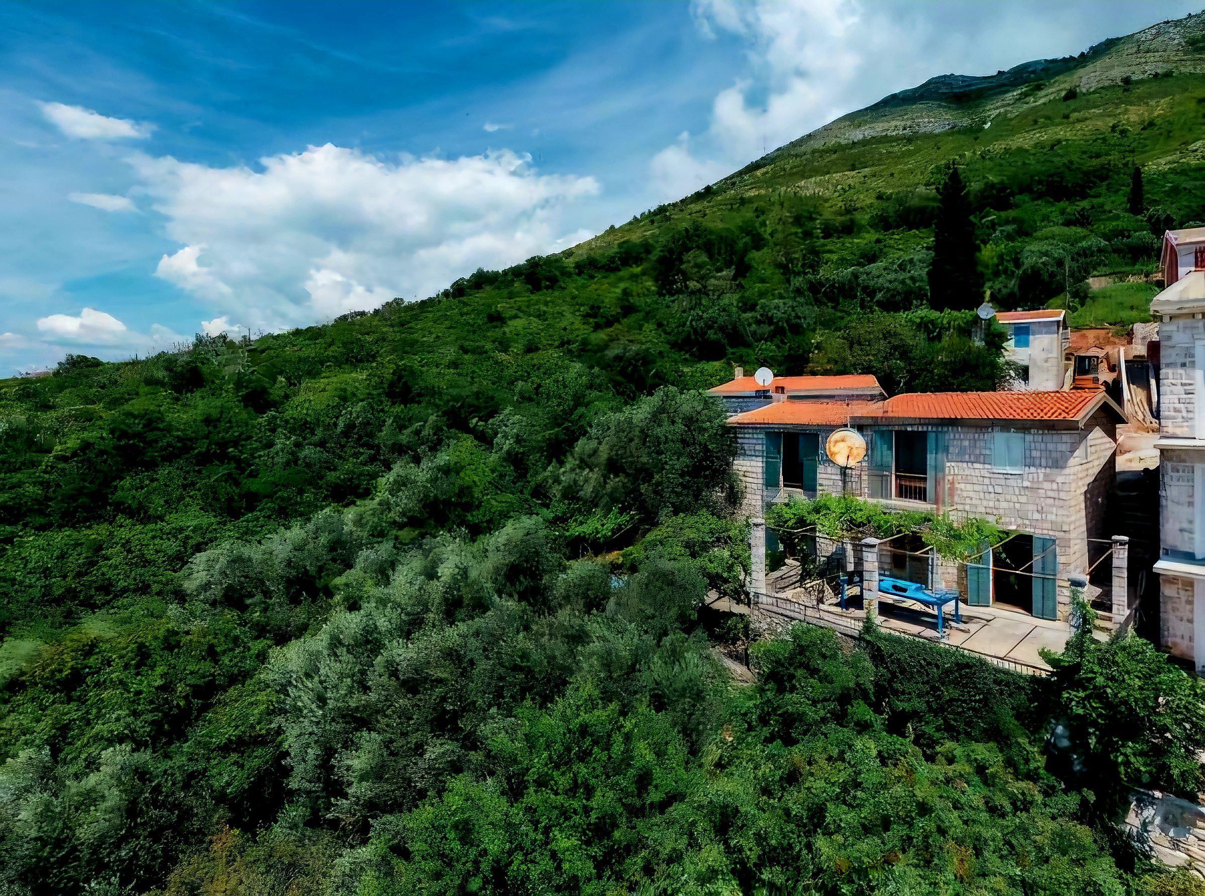 Zum Verkauf: Zwei authentische Steinhäuser in Reževići — Montenegro