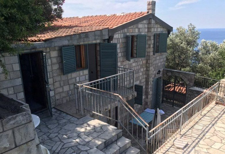 Zum Verkauf: Zwei authentische Steinhäuser in Reževići — Montenegro