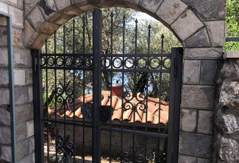 Zum Verkauf: Zwei authentische Steinhäuser in Reževići — Montenegro