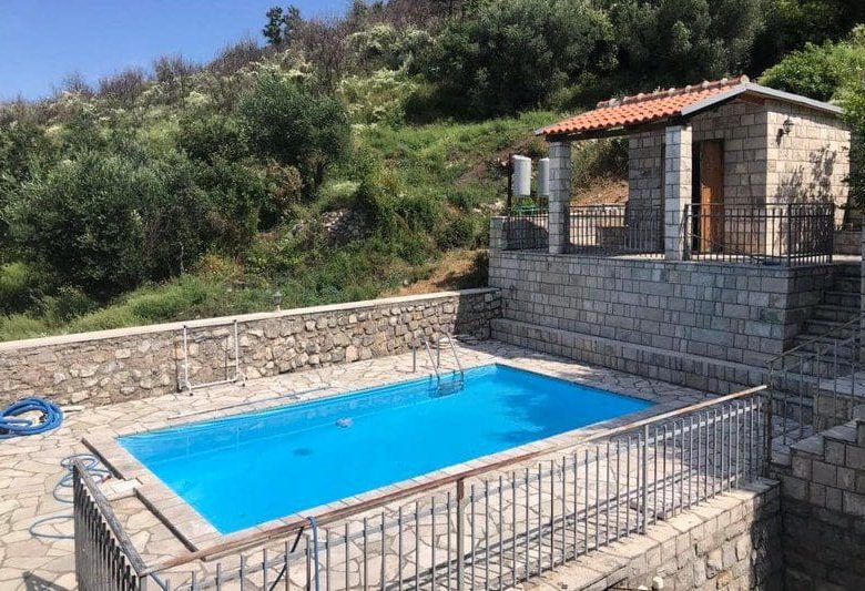 Zum Verkauf: Zwei authentische Steinhäuser in Reževići — Montenegro