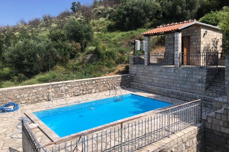 Zum Verkauf: Zwei authentische Steinhäuser in Reževići — Montenegro