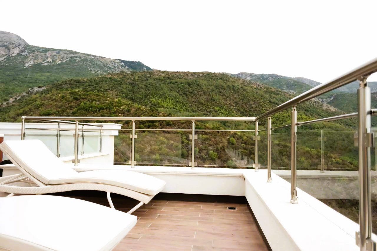 Exklusives Penthouse mit Panorama-Meerblick in Becici — Montenegro