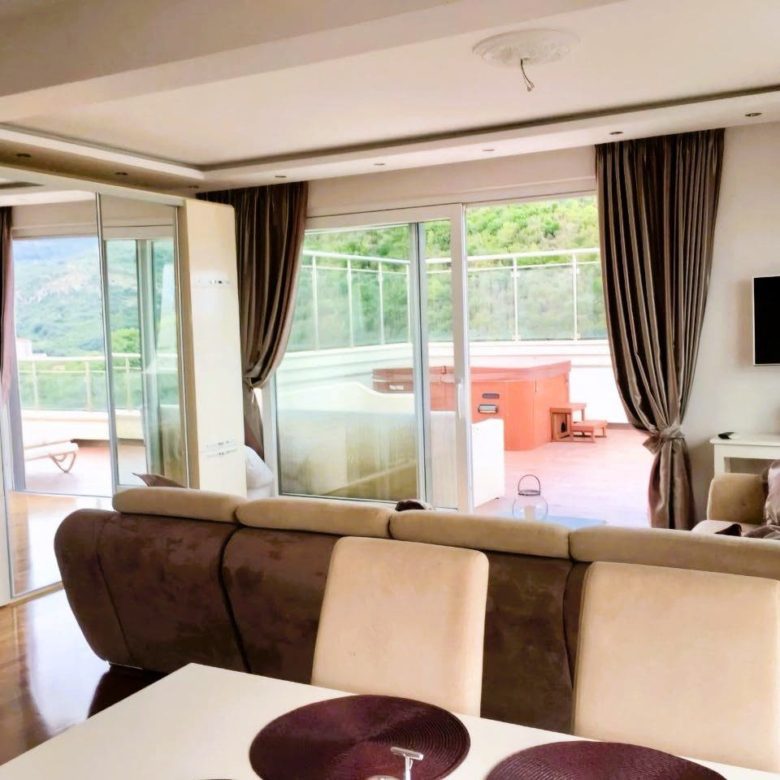 Exklusives Penthouse mit Panorama-Meerblick in Becici — Montenegro