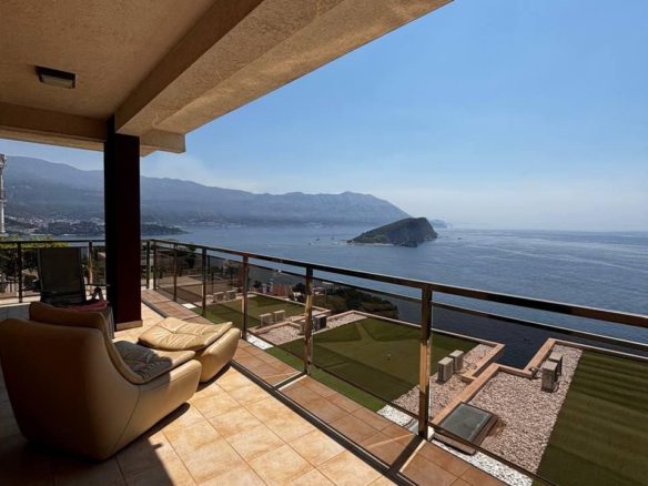 Spacious Apartment with Panoramic Views in Budva