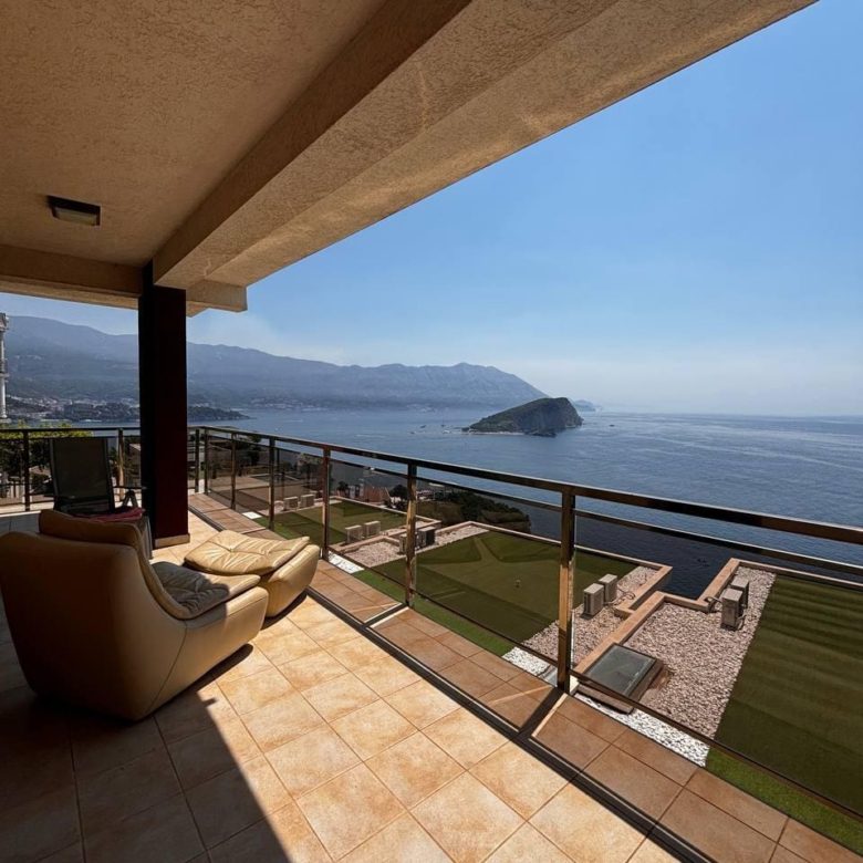 Spacious Apartment with Panoramic Views in Budva