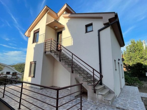 Kuća sa pogledom na more na prodaju u Utjehi, Bar