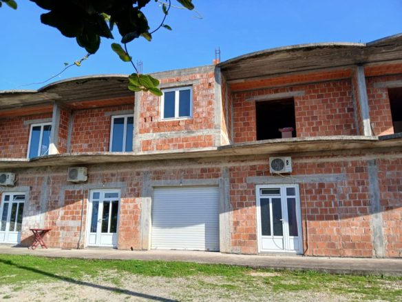 Spacious 8-Apartment House with Building Permit