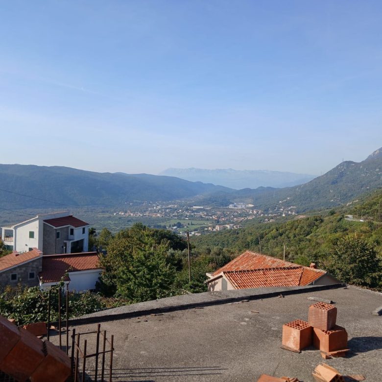 Spacious 8-Apartment House with Building Permit — Montenegro