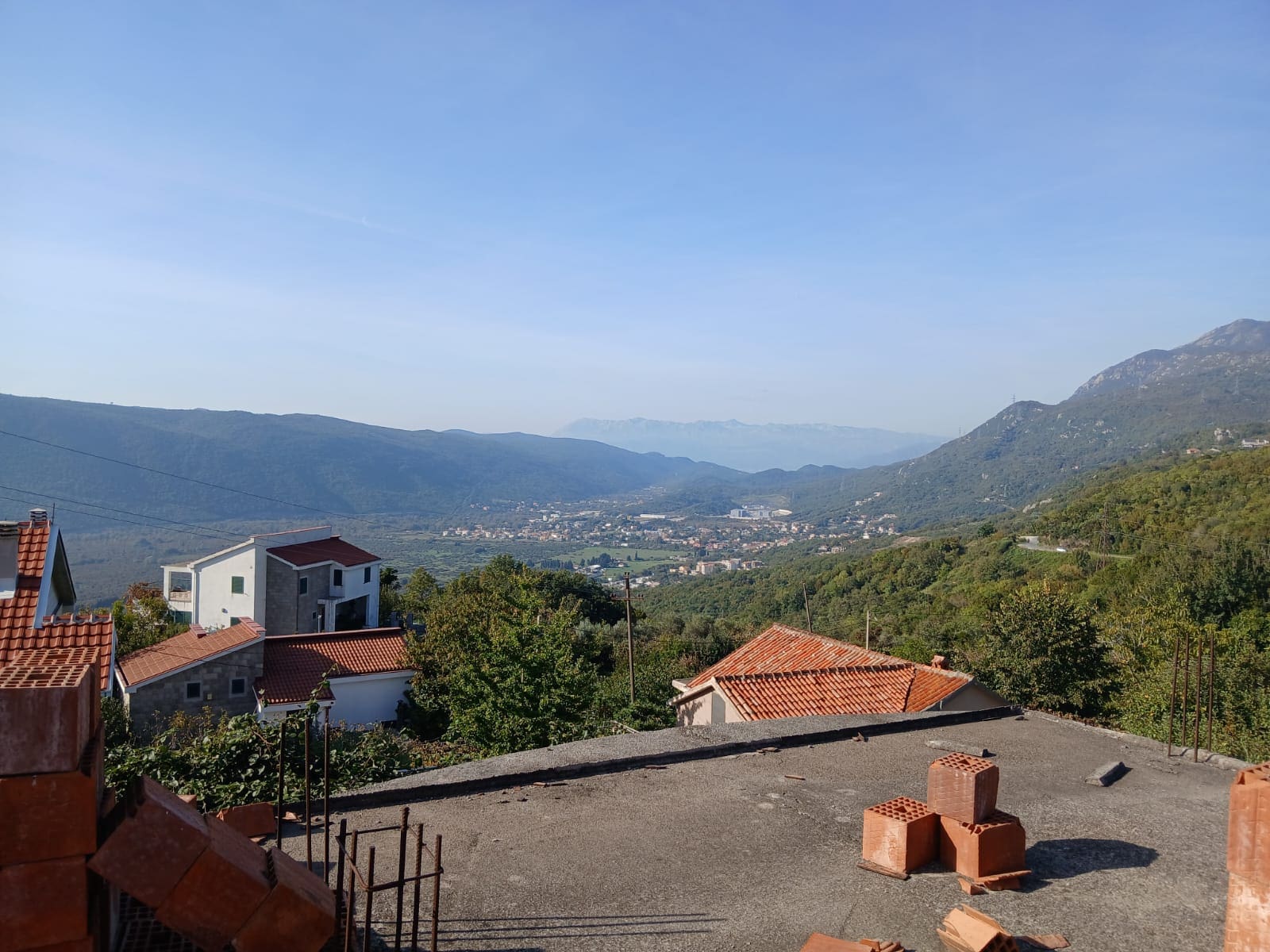 Spacious 8-Apartment House with Building Permit — Montenegro