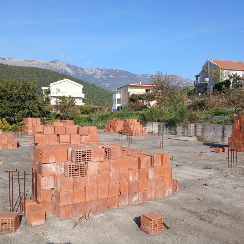 Spacious 8-Apartment House with Building Permit — Montenegro