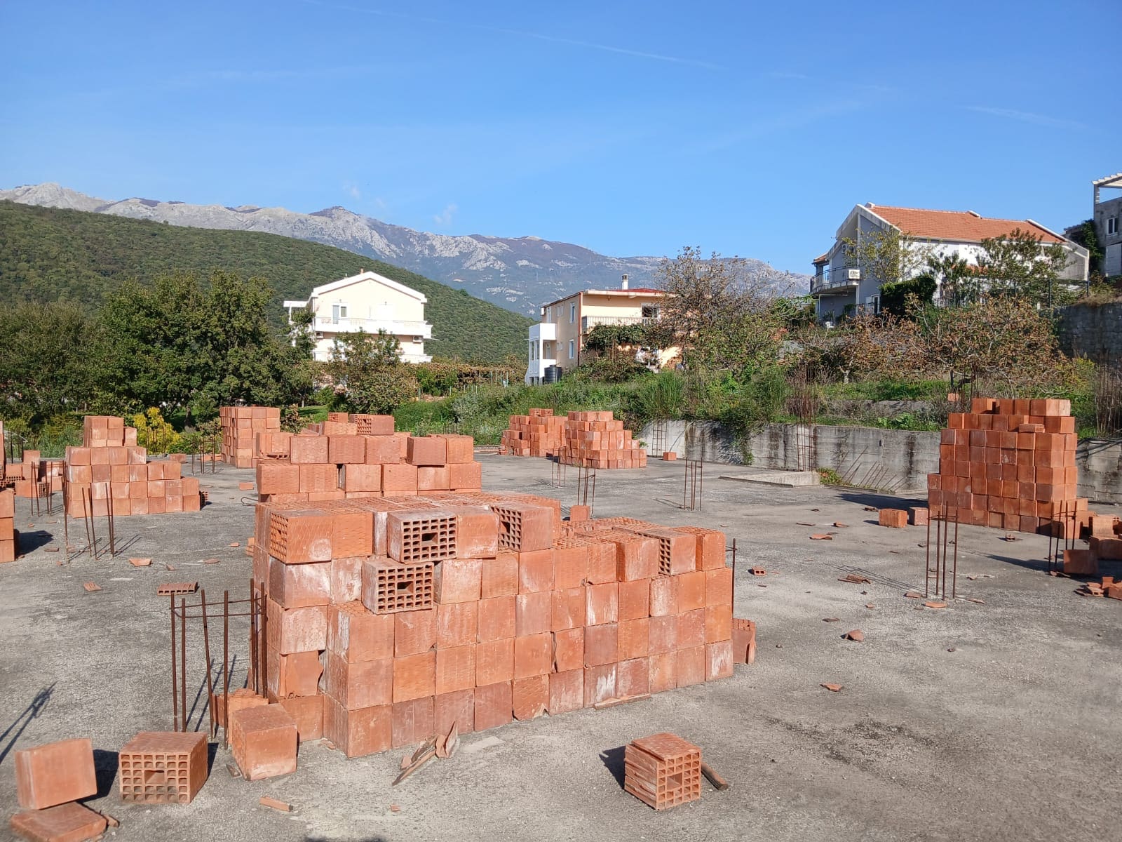 Spacious 8-Apartment House with Building Permit — Montenegro