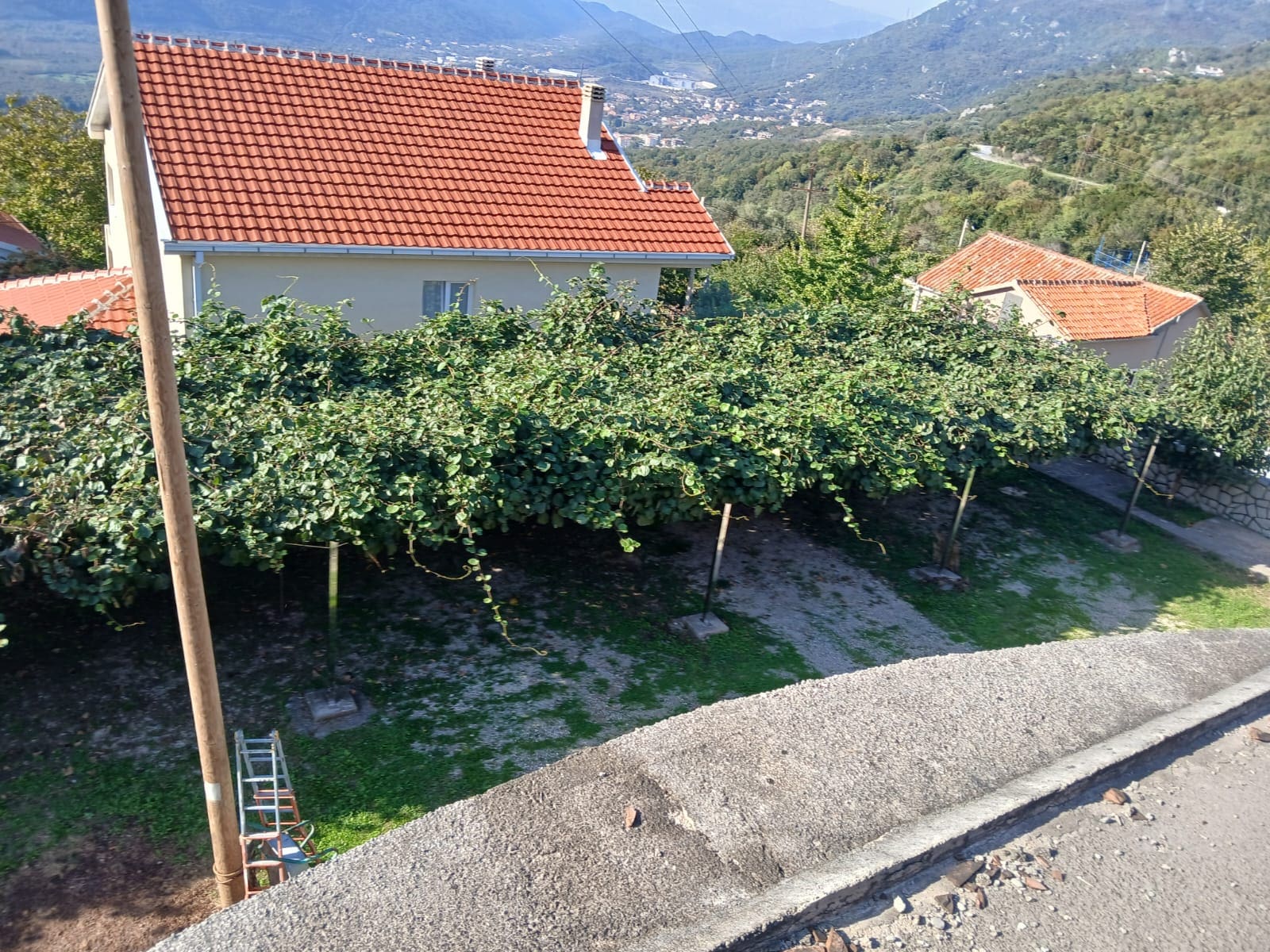 Spacious 8-Apartment House with Building Permit — Montenegro